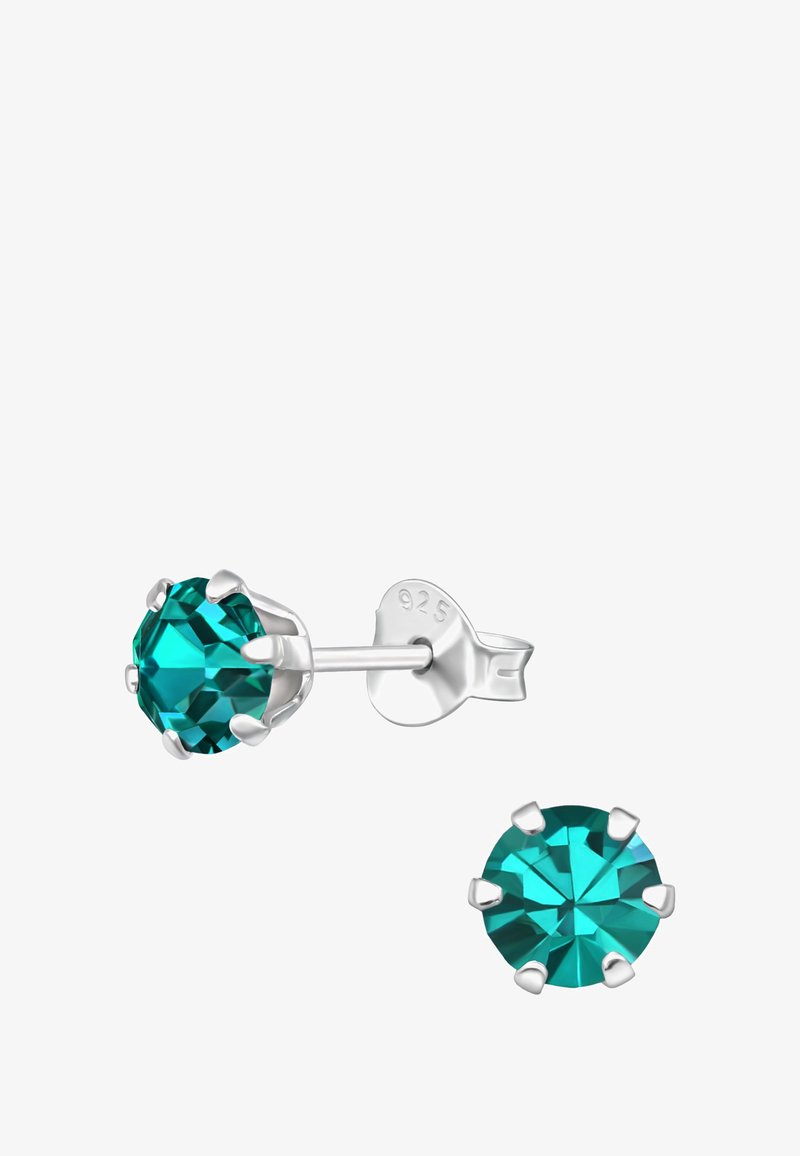 Orecchini a bottoncino in cristallo teal con montatura in metallo tono argento, caratterizzati da una forma rotonda e design a sei artigli, con una finitura lucida.