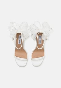 Steve Madden NIKOLE - Sandaalit nilkkaremmillä - ivory