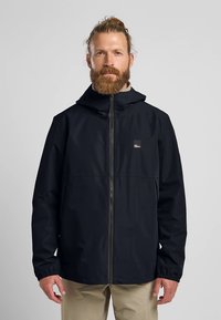 Zwarte waterdichte jas met een ritssluiting aan de voorkant, elastische manchetten en een capuchon. Voorzien van een subtiel merklogo op de borst. Gladde textuur, reguliere pasvorm.