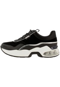 Baskets athlétiques noires avec dessus en suède et synthétique, semelle en caoutchouc blanche, accents argentés et coussin d'air visible au talon.