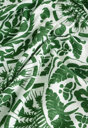 Groen en wit gestreepte stof met bladerenpatronen. Zachte textuur met een gladde afwerking, die complexe botanische motieven toont.