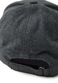 Gorra de tela gris con un acabado texturizado, una corona redondeada y una correa ajustable en la parte posterior con herrajes metálicos para un ajuste seguro.