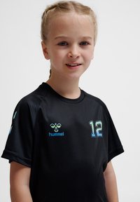 Zwart sportshirt met korte mouwen, voorzien van een lichtblauw nummer "12" en logo op de linkerkant. Glad, synthetisch materiaal en pasvorm.