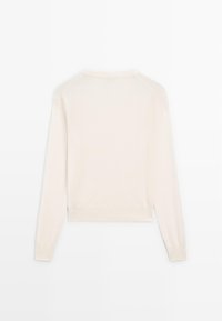 Cremfarbener gestrickter Pullover mit Rundhalsausschnitt, langen Ärmeln und geripptem Saum. Hat eine weiche Textur und ein einfaches, klassisches Design.
