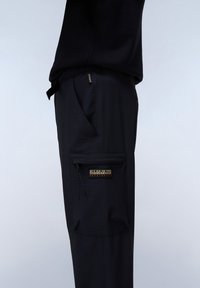 Marina cargo byxor med slim fit, utrustade med sidofickor, en ficka med dragkedja och en märkeslapp med flerfärgade bokstäver. Slät textur.