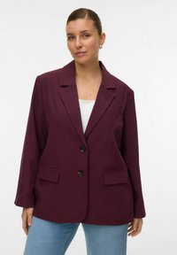 Burgundy blazer lavet af glat stof, med en spids krave, to forlommer og enkelt knappelukning. Enkel og skræddersyet design.