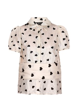 Camicia a maniche corte con bottoni realizzata in tessuto lucido, di colore beige con motivi a cuori neri sparsi e una cintura in tessuto in vita.