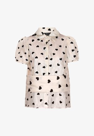 Īsām piedurknēm pogājiens krekls, kas izgatavots no mirdzoša auduma, ar bežīgu krāsu un izkaisītām melnā sirds rakstā, kā arī auduma jostu jostasvietā.