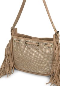 Tan suède handtas met een geperforeerd ontwerp, gouden hardware accenten en zijtassels. De schouderband is verstelbaar voor veelzijdig gebruik.