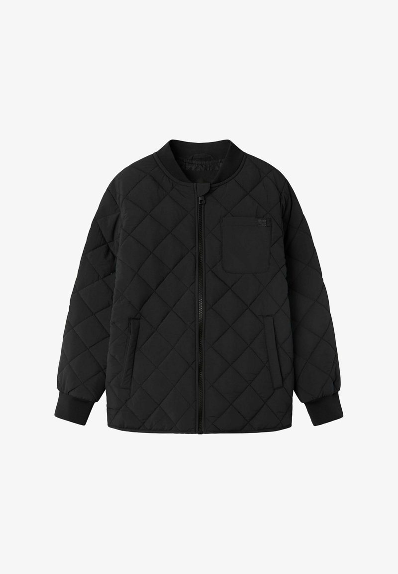 Černá prošívaná bunda s kulatým límcem, zapínáním na zip, šikmým šitím, bočními kapsami a elastickými manžetami. Texturovaný, lehký materiál.