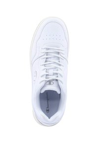 Sneaker sportiv alb cu un exterior din piele netedă, design cu șireturi, perforații pe vârf și un logo gri pe limbă.