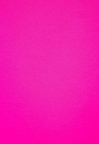 Tessuto fucsia con una texture liscia, caratterizzato da una superficie uniforme e privo di motivi o decorazioni visibili.