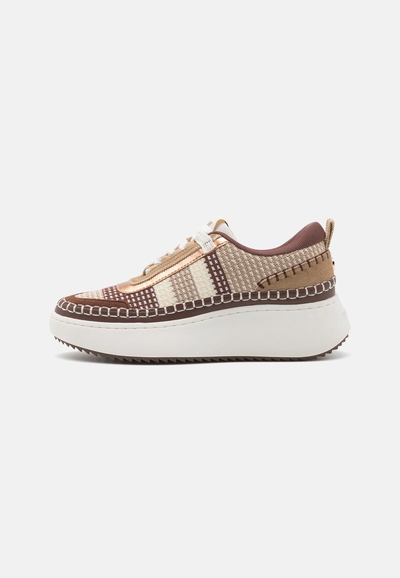 Baskets basses avec semelle blanche épaisse, dessus en maille marron et crème, détails cousus et languette au talon, vues de profil.
