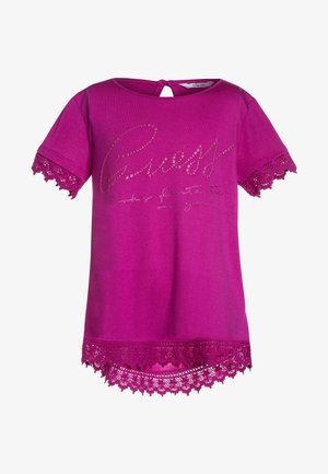 T-shirt rose vif à manches courtes fille avec bordure en dentelle aux manches et à l’ourlet, « Guess » en strass sur la poitrine, fermeture au dos par bouton et goutte d’eau.