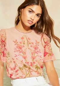 Lipsy FLUTTER SLEEVE SPOT REGULÄR - Palaidinė - pink