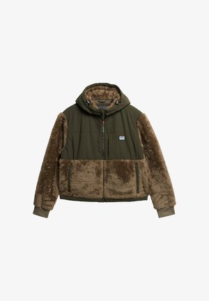 Olijfgroene jas met capuchon van nepbont en nylon, met bruine bontaccenten en zijzakken. Voorzien van ribbelmanchetten en een logo-opdruk op de borst.