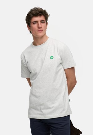 Camiseta de algodón gris claro con cuello redondo, mangas cortas y un pequeño logotipo verde en el pecho. Textura suave y ajuste relajado.