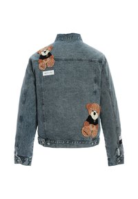 Chaqueta de denim en azul claro con dos apliques de osito de peluche. Presenta un cuello clásico, botones en el frente y una pequeña etiqueta en la parte posterior.
