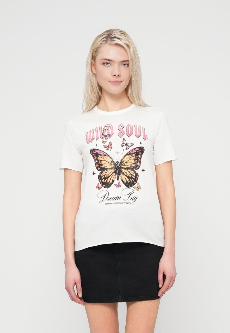 Λευκό βαμβακερό μπλουζάκι με γραφικό σχέδιο πεταλούδας με ροζ λεπτομέρειες και το κείμενο «WILD SOUL» πάνω και «Dream Big» κάτω. Κοντά μανίκια, στρογγυλή λαιμόκοψη.