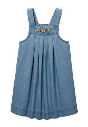 Robe salopette en denim bleu avec des plis, de larges bretelles et des fleurs jaunes et orange brodées sur la poitrine.