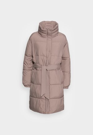 Cappotto invernale lungo di colore malva, imbottito, con colletto alto, bottoni a pressione, polsini elastici, tasche laterali e una cintura in tessuto abbinata legata in vita.
