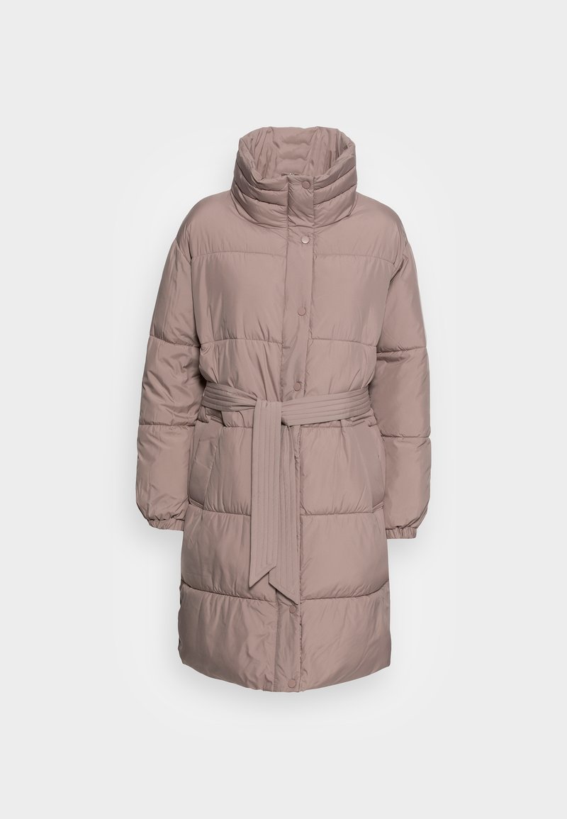 Cappotto invernale lungo di colore malva, imbottito, con colletto alto, bottoni a pressione, polsini elastici, tasche laterali e una cintura in tessuto abbinata legata in vita.