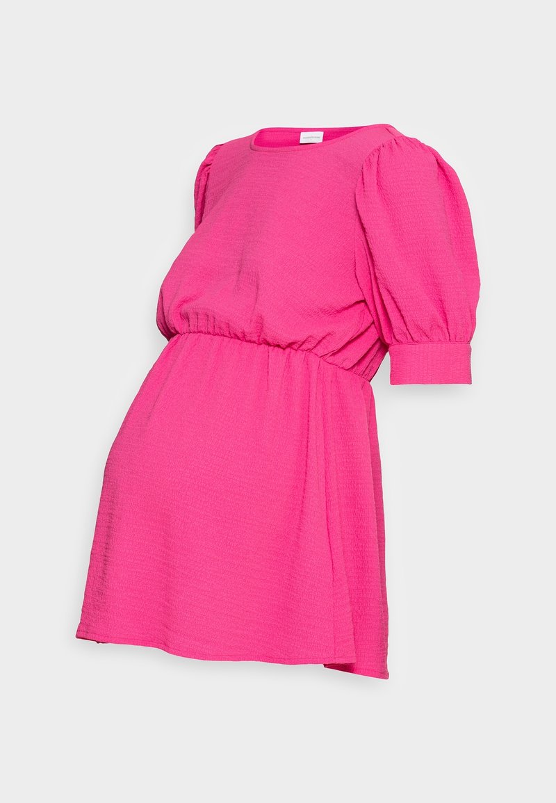 Abito corto di un vivace rosa con texture, maniche a mezza lunghezza e arricciatura in vita, esposto su uno sfondo grigio chiaro uniforme.