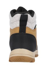 Bottes de randonnée marron avec un extérieur texturé noir et marron, col en feutre gris, rabat à tirage et semelle en caoutchouc pour traction.