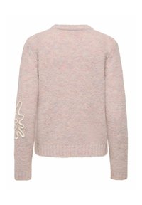 Rosa strikket genser med teksturfinish, med bølgete broderte detaljer på venstre erme og rund halsutringning.