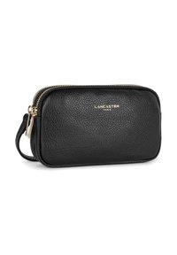 Borsa in pelle nera con finitura testurizzata, zip dorata e tracolla. Presenta il marchio "LANCASTER PARIS" sulla parte anteriore.