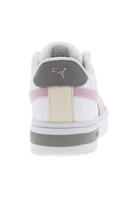 Witte sneaker met roze en grijze accenten, gemaakt van glad synthetisch materiaal, met een gevoerde kraag en het Puma-logo op de achterkant van de hak.