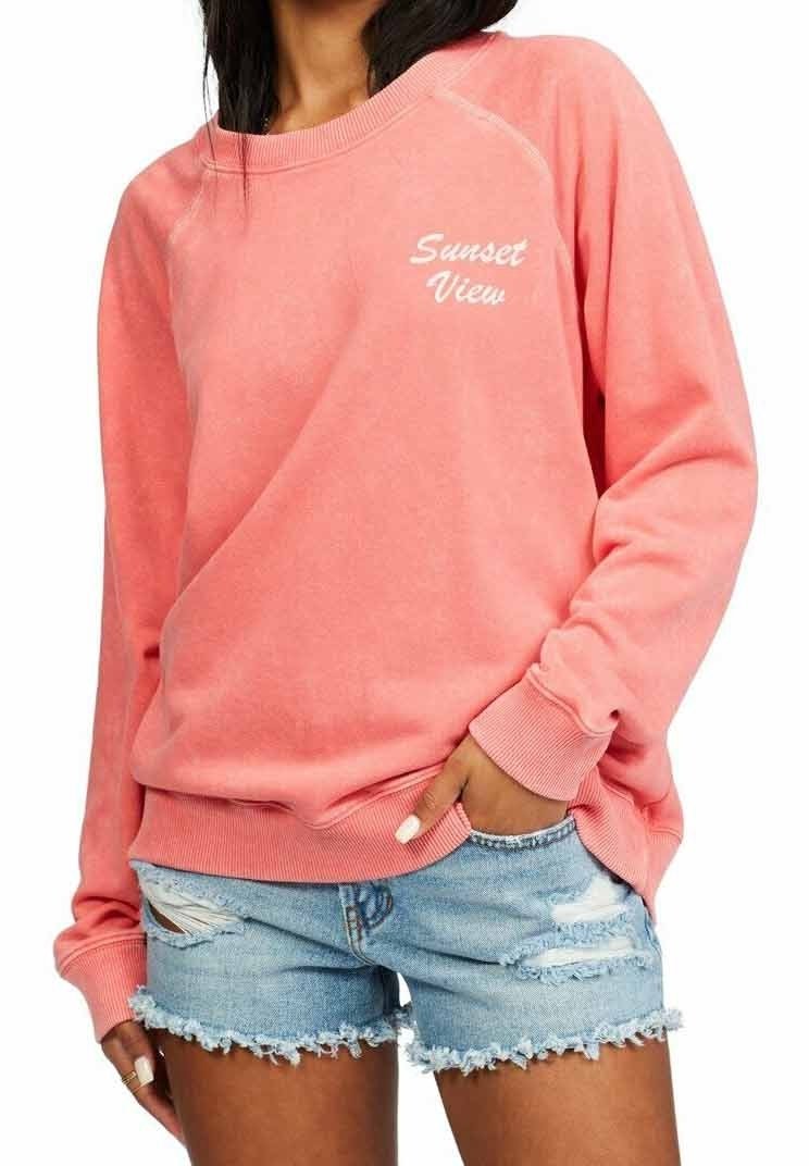 Felpa corallo con polsini e colletto a coste, caratterizzata dal testo bianco "Sunset View". Abbinata a pantaloni shorts in denim strappati.