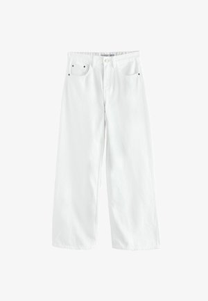 Bela široka kavbojka z visokim pasom, dvema sprednjima žepoma in subtilnimi zlatimi poudarki. Gladek tekstura, priložnostna zasnova.