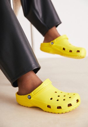 CLASSIC UNISEX - Clogs - mottled dark yellow