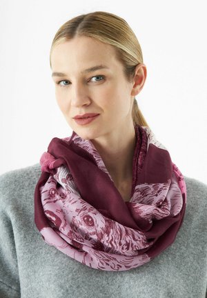 Une écharpe maroon et rose à motifs floraux, en tissu doux, enroulée en écharpe infini autour du cou.