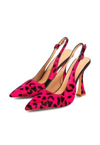 Tacones de tirantes en estampado de leopardo rosa con punta afilada y tacón grueso. Fabricados en tela de pelo sintético texturizado, con detalles en negro.
