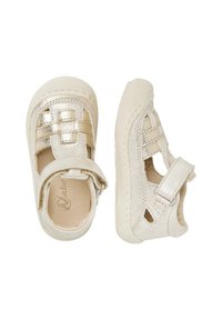 Metalliska guldtofflor för småbarn med stängd tå, Mary Jane-design, justerbart rem, utskurna sidor och gummisulor för bra grepp.