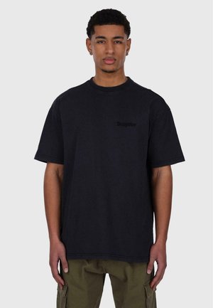 Svart oversized t-skjorte med korte ermer laget av bomull, med en subtil logo foran, rund hals og en avslappet passform.