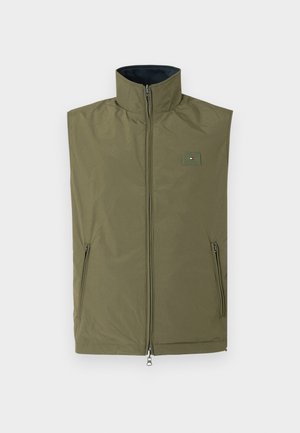 Olivengrøn ærmeløs vest med høj krave, lynlås foran og sidelommer. Har et logo-patch på brystet. Glat tekstur.