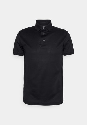 Melns polo krekls, kas izgatavots no gludas auduma, ar apkakli, trīs pogu aizdari un īsām piedurknēm. Minimalistiskais dizains bez rakstiem.