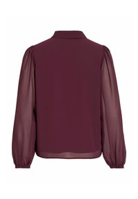 Burgundijska bluza s ovratnikom, prozirnim dugim rukavima i naboranim manžetama; glatka tkanina s suptilnim sjajem. Prikazan stražnji pogled.