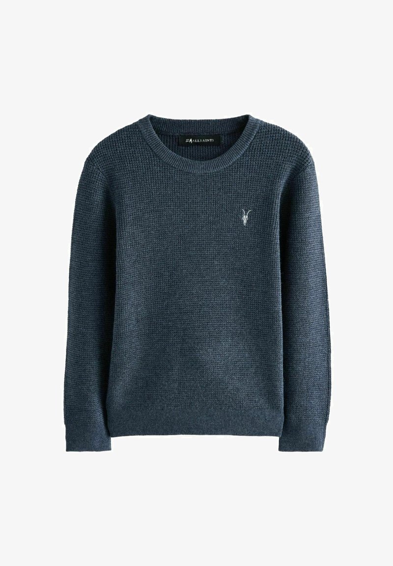 Dunkelblauer, gestrickter Pullover mit Rundhalsausschnitt, gerippter Textur, langen Ärmeln und kleinem gesticktem Emblem auf der Brust.