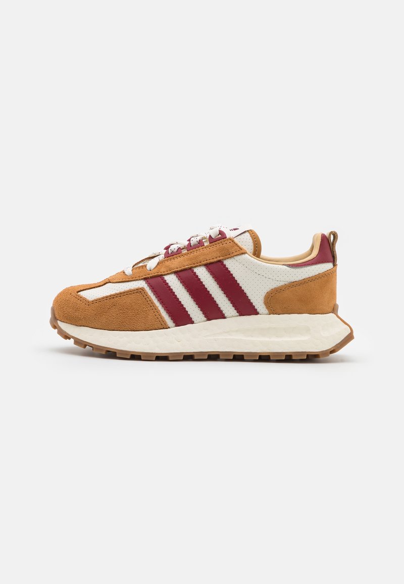 Wildleder- und Stoff-Sneaker mit orange-braunen und weißen Paneelen, drei roten Streifen, weißen Schnürsenkeln und einer strukturierten off-white Sohle.