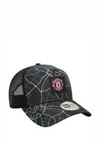 Schwarze Baseballmütze mit einem Crackle-Muster, Netzrücken, verstellbarem Riemen und einem Manchester United-Logo-Patch auf der Vorderseite.