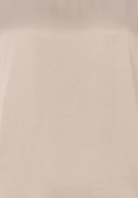 Beige katoenen shirt met een gladde textuur, met een eenvoudig, klassiek ontwerp en zonder zichtbare patronen of hardware.