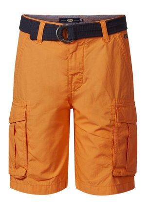 Orange cargo shorts med sidelommer og et sort stofbælte med en rund metalspænde, vist mod en hvid baggrund.