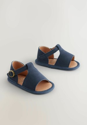 Blå sandaler til småbørn med åbne tæer, blødt ruskindsmateriale, justerbar rem med rund metalspænde og let sål.