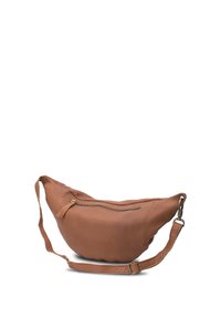 Hnedá kožená crossbody taška s zakriveným tvarom, mäkkou textúrou, vonkajšou zipsovou kapsou a nastaviteľným popruhom.