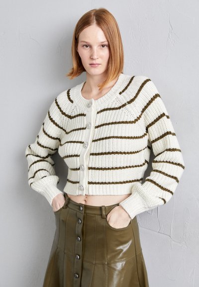 Kremfarget strikket cardigan med mørkegrønne horisontale striper, som har rund halsutringning og fem dekorative knapper foran. Kort design.