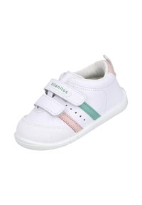 Zapatilla blanca para niños con una parte superior texturizada, que presenta rayas en verde menta y rosa, correa de Velcro y una suela redondeada y flexible.